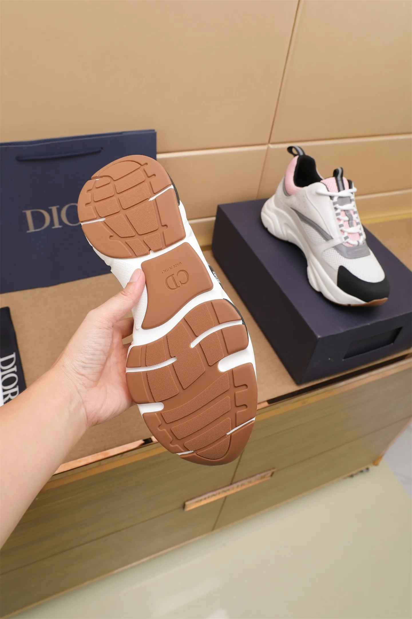 Factory price: 460💰Dior’s top version of D’s b22 men’s sports shoes. Inspired by retro running styles, the chunky low-top silhouette features gray calf leather and blue and white mesh fabric uppers, atop a black, white and blue engraved rubber sole. Nylon ribbon accents the blue mesh tongue and heel counter, and a "dio~" logo appears on the side. Pair it with a suit for a striking contrast and add a sportswear-chic edge to your look. The thick sole can be about 4cm~ Size: 38-45, [46, 47 customized]
